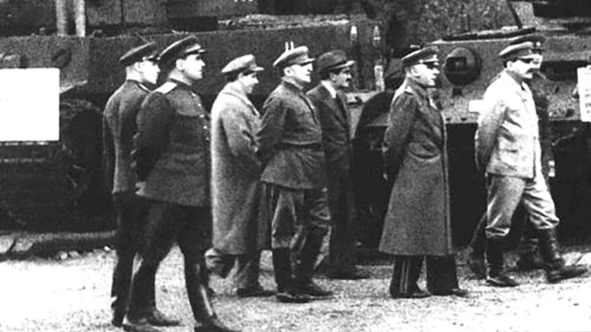     Члены ГКО на выставке образцов трофейного немецкого вооружения в парке имени Горького. Москва, 1943 год  Общественное достояние