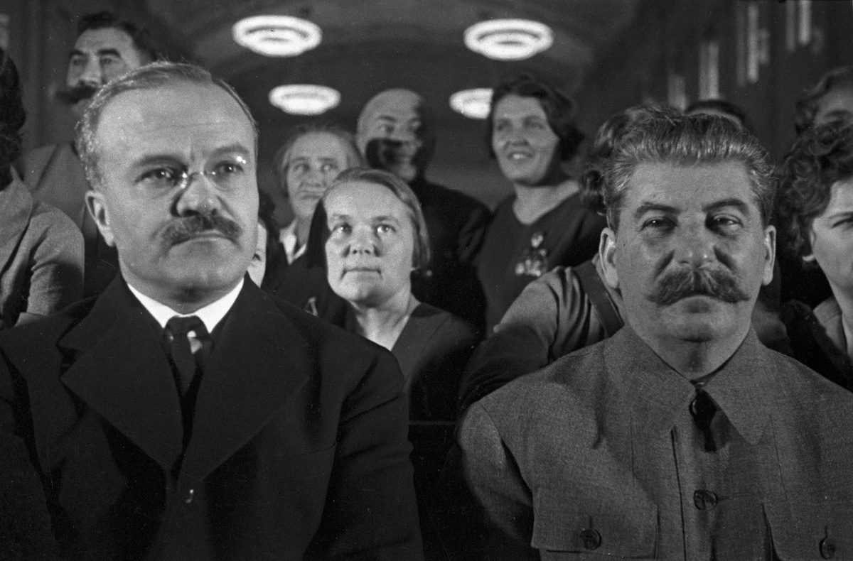     Советские государственные и партийные деятели: руководитель государства, секретарь ЦК ВКП(б) Иосиф Сталин (справа) и председатель Совета народных комиссаров СССР Вячеслав Молотов / РИА Новости / Анатолий Гаранин