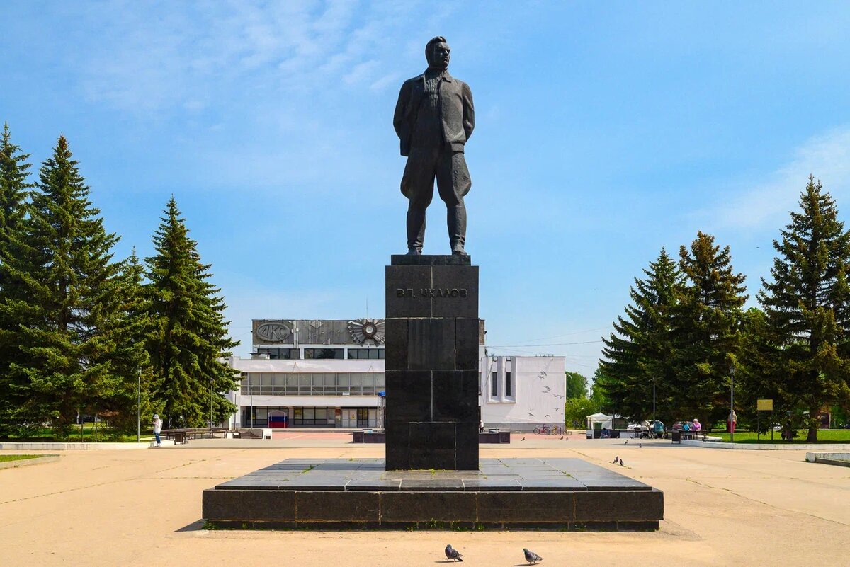 Памятник лётчику Валерию Чкалову на главной площади города 