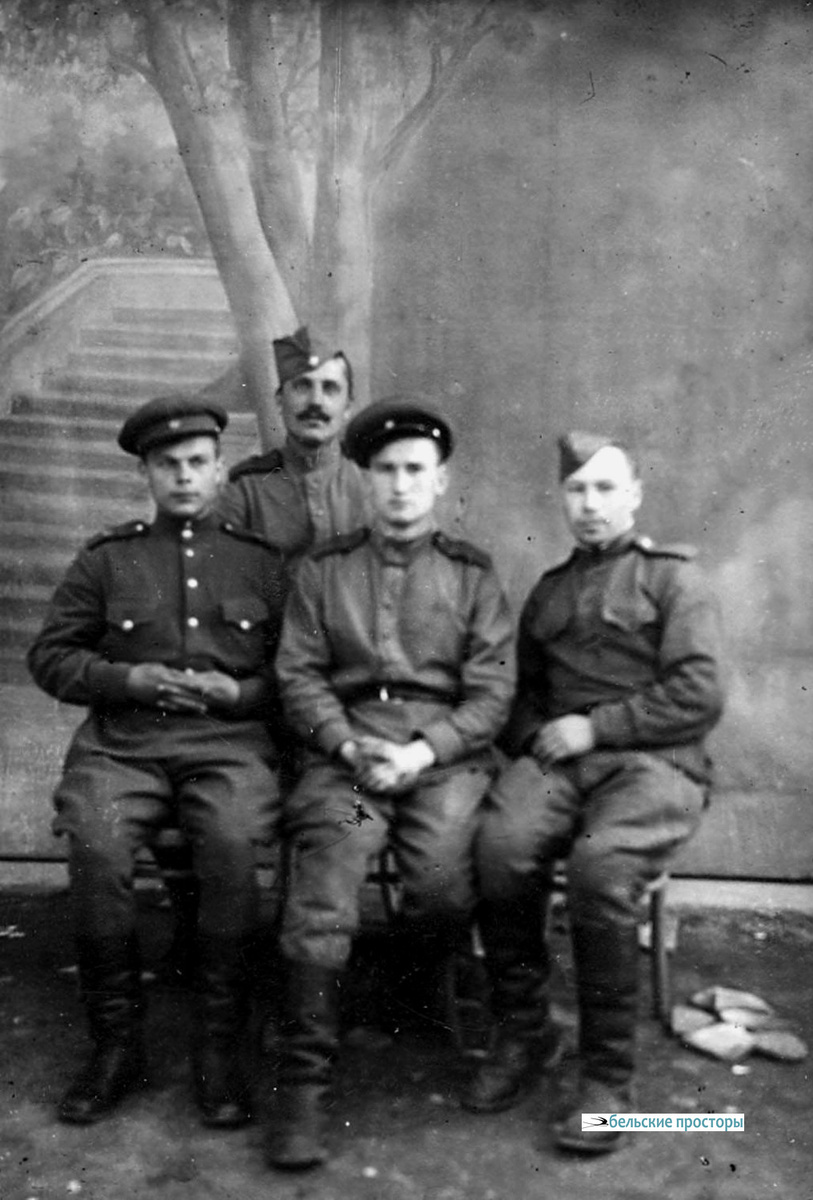 А. Еникеев с однополчанами