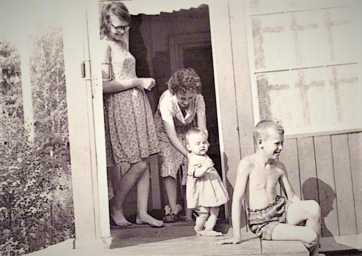 Из дома на солнышко.... 1965 год. Медведева Светлана Викторовна, Шилова (Медведева) Алевтина Анатольевна, Шилова Лена, Медведев Александр Викторович.