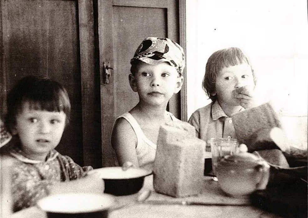 Завтрак/обед на веранде. Примерно 1979-1980 года
Слева направо: Николка (Чазов Николай), Саня (Медведев Александр), Лариса (Шилова Лариса)