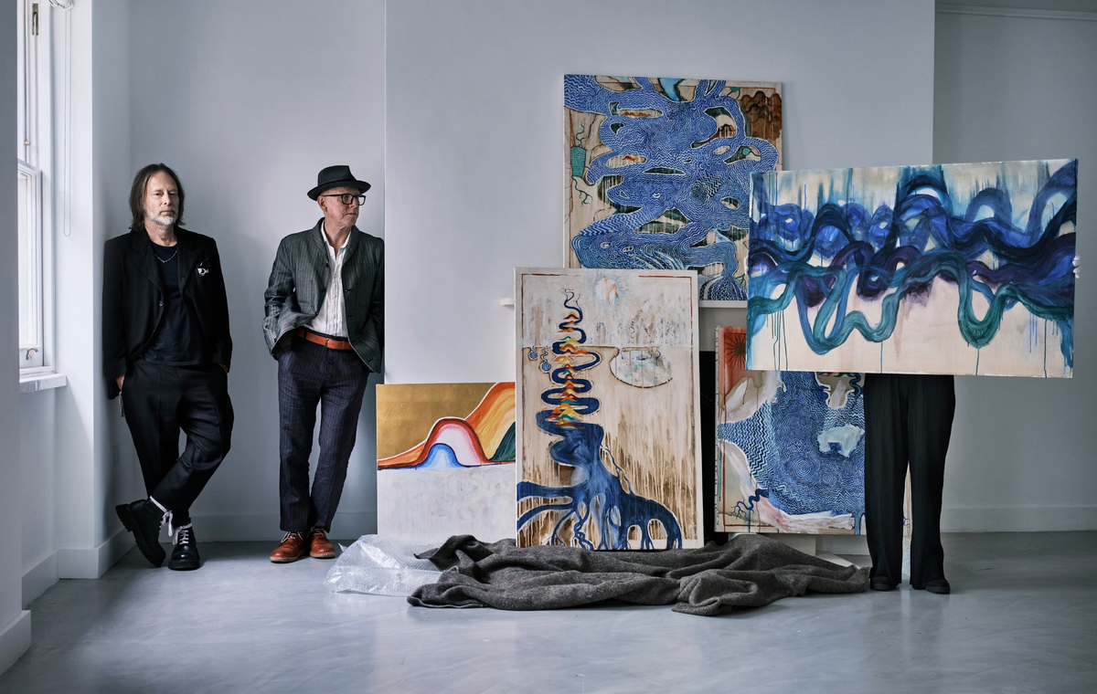 Том Йорк и Стэнли Донвуд на их выставке «This Is What You Get». Фото: Джулиан Броуд