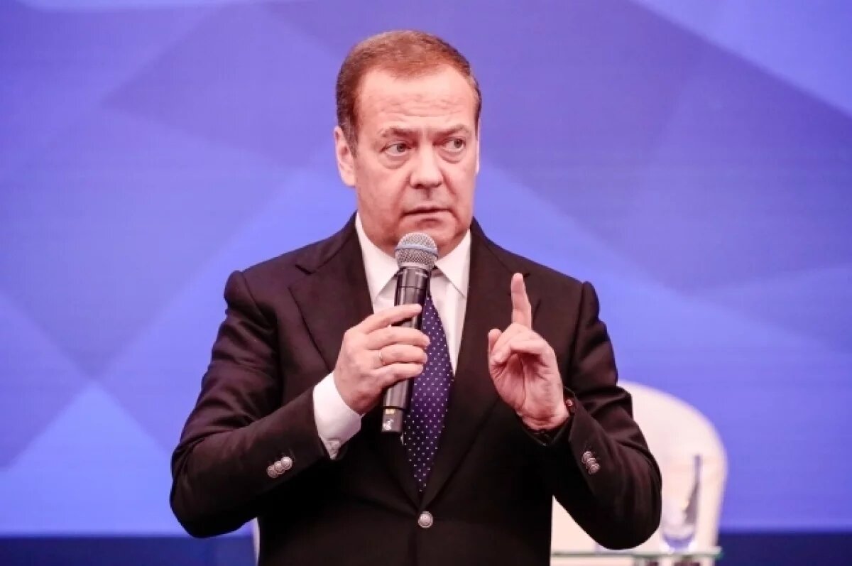    Медведев рассказал, как вернуть переданные Британией Киеву активы РФ