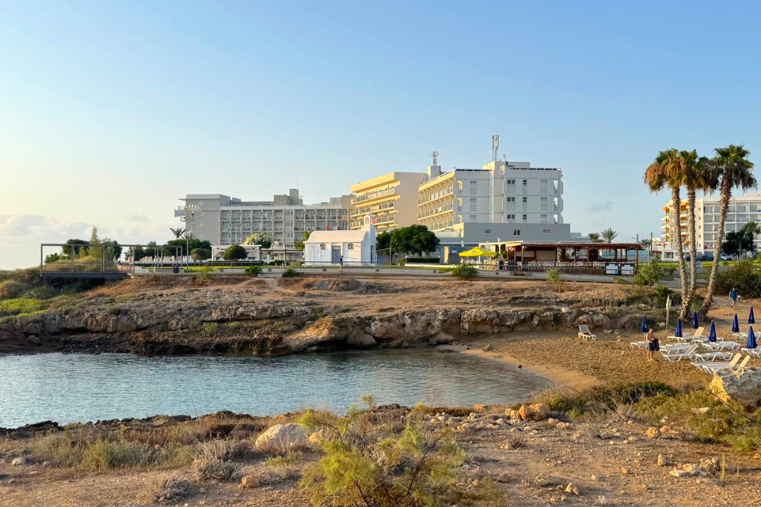 на фото: район Паралимни, отели