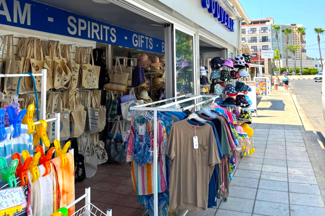 на фото: магазин у отеля где продается все для туристов