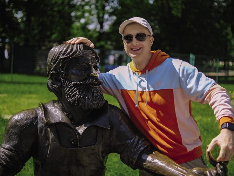 Популярный блогер Константин Нечетов с бронзовым скобарем. Так называли в древности псковских кузнецов. По легенде, подкову местного мастера не смог разогнуть сам Петр I. 