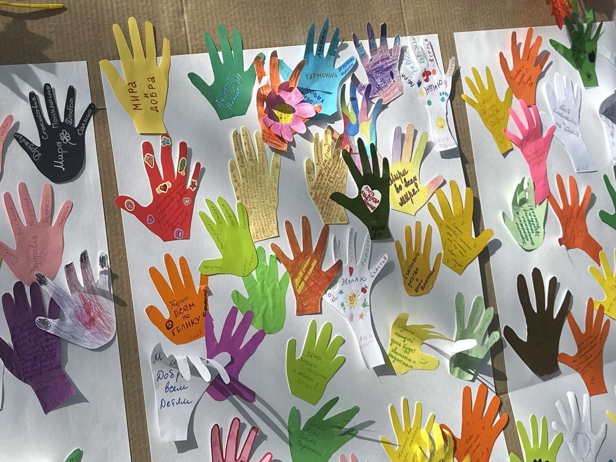 Домашним заданием к 1 сентября было подготовить и принести ладошку с пожеланием 👋 
