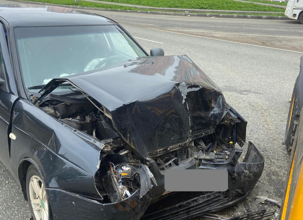    В Кирове экскаватор-погрузчик столкнулся с легковушкой