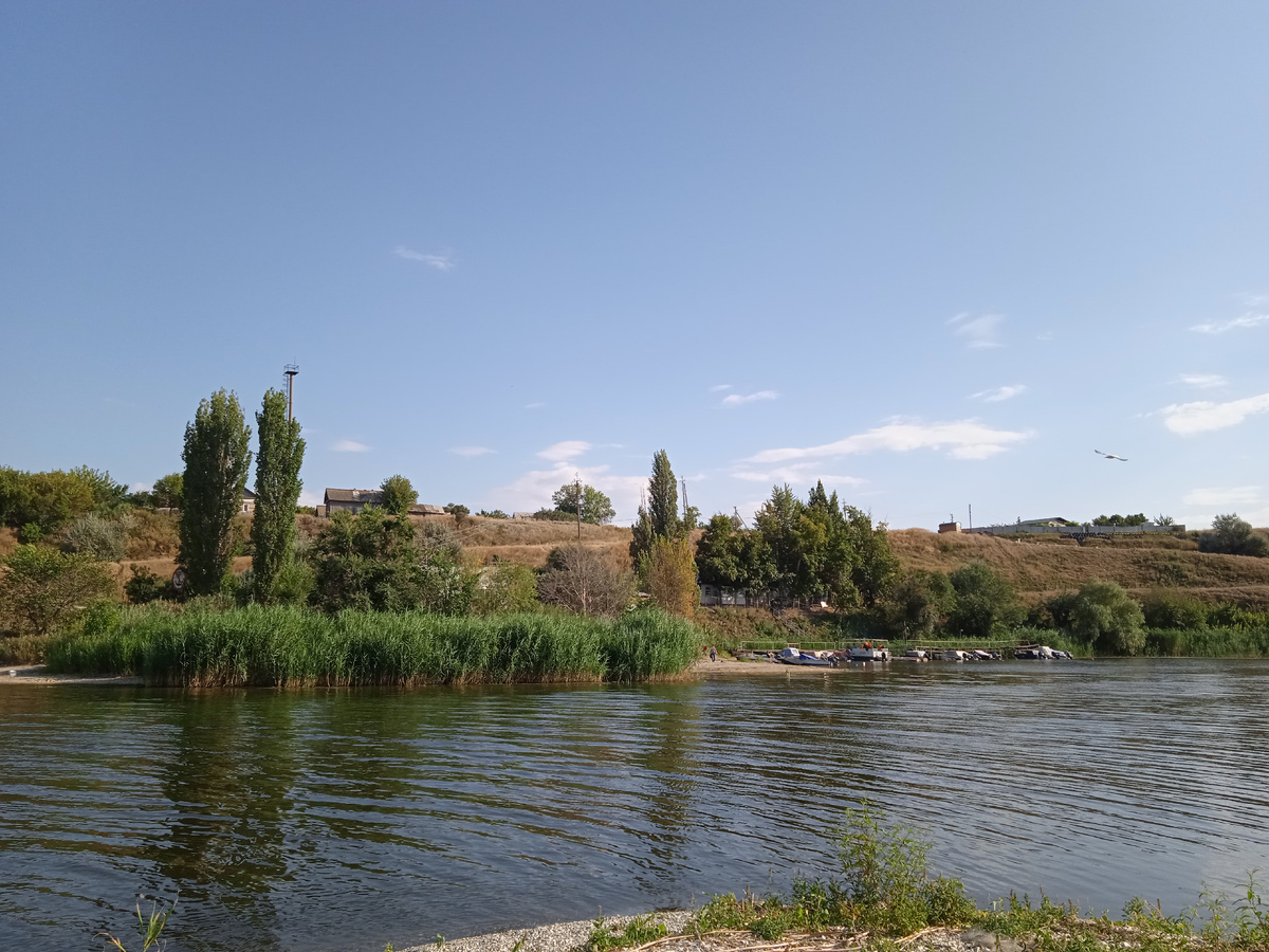 Вид на село с другого берега залива