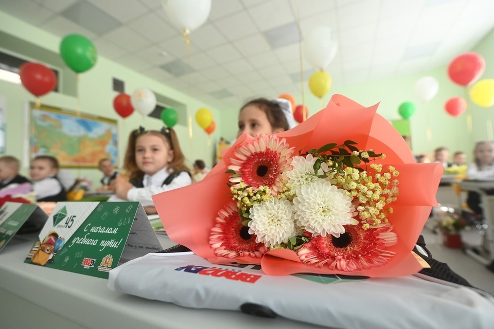    Нашумевший в Сети подарок якобы преподнесли педагогу в День знаний. Ольга ЮШКОВА