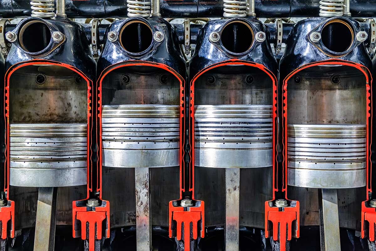 В первую очередь притираются цилиндры и поршни — основа двигателя внутреннего сгорания. Источник: FooTToo / Shutterstock / FOTODOM📷
