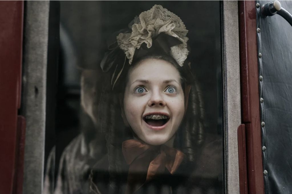 Главная героиня фильма не Золушка, а её сводная сестра, которая мечтает выйти замуж за принца... На этом кадре она выглядывает из кареты, впервые увидев замок, где жила Золушка с овдовевшим отцом...