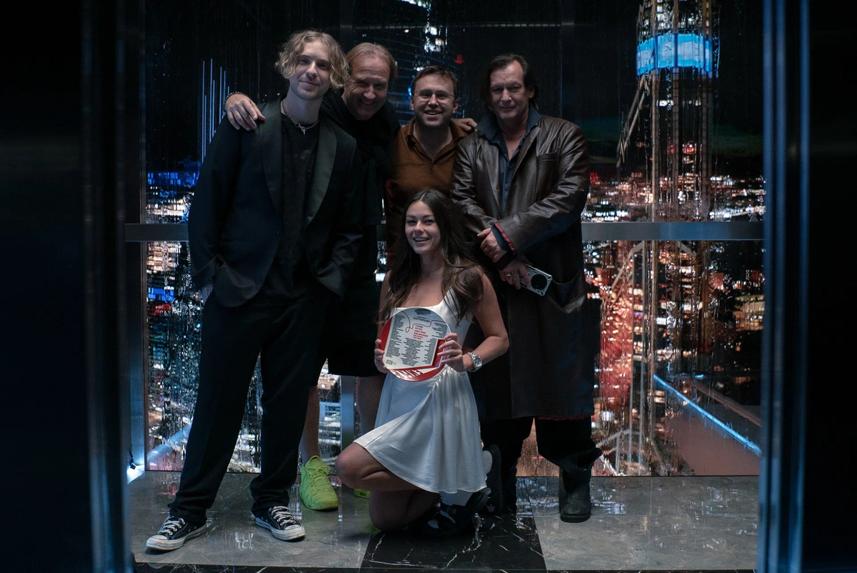 Фото со съемок фильма. На кадре видно ведущих актеров и место действия