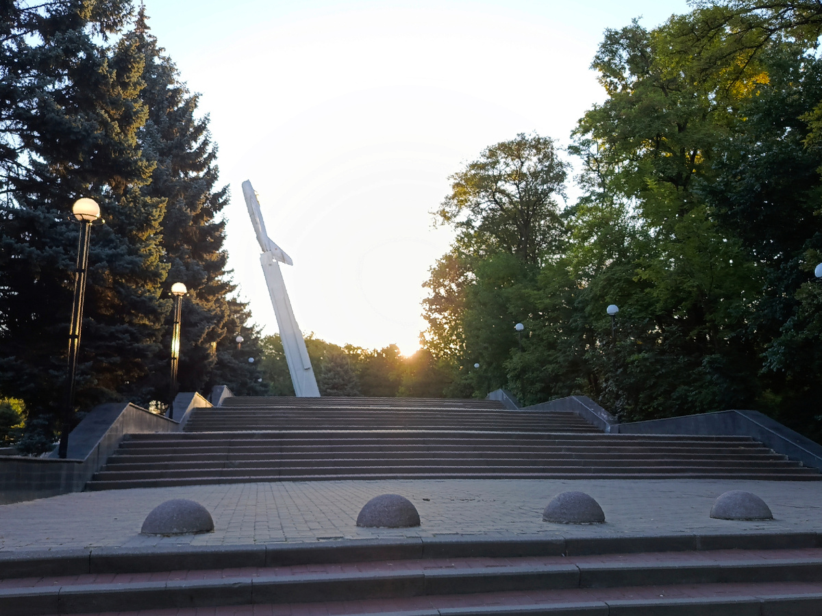 Стелла с самолётом у парка Авиаторов на рассвете