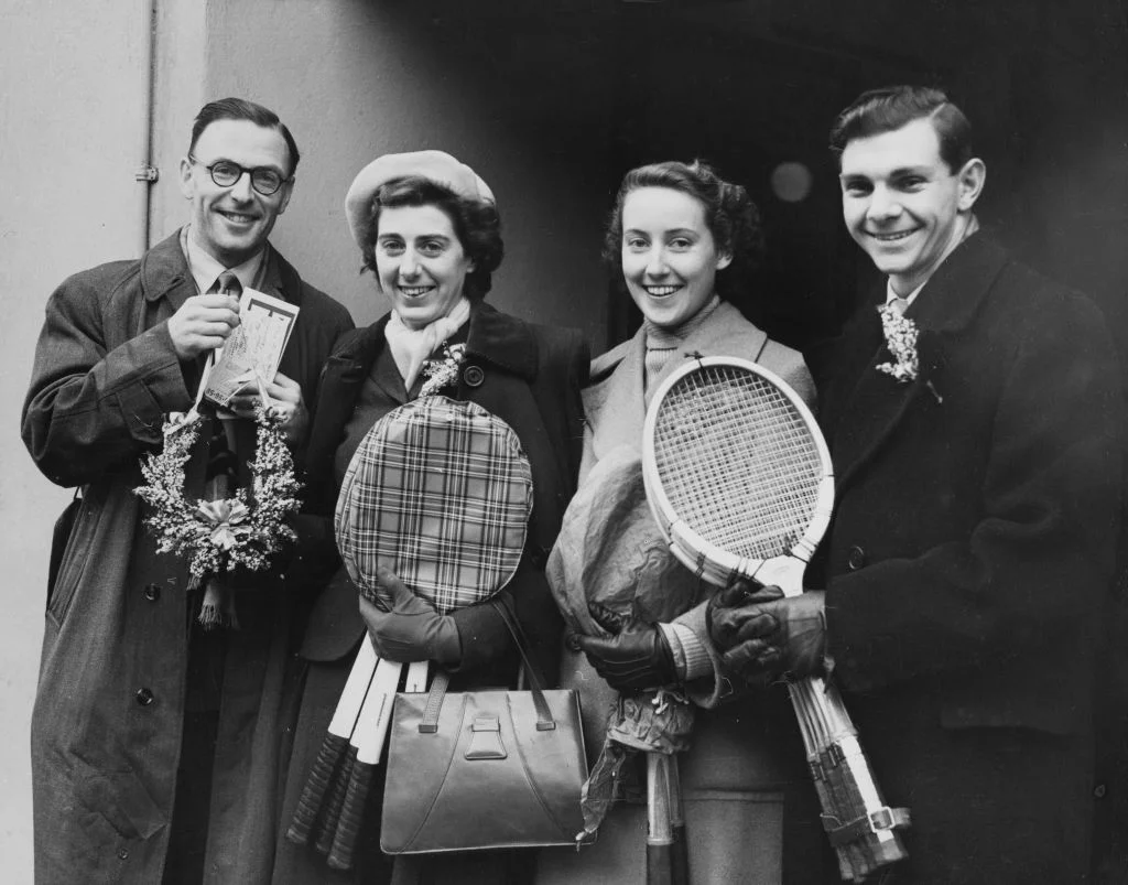 Джеффри Пейш, Жан Ринкель-Кертйе, Анджела Мортимер и Джон Хорн позируют перед отъездом на Скандинавский чемпионат по теннису (Фото Getty Images)