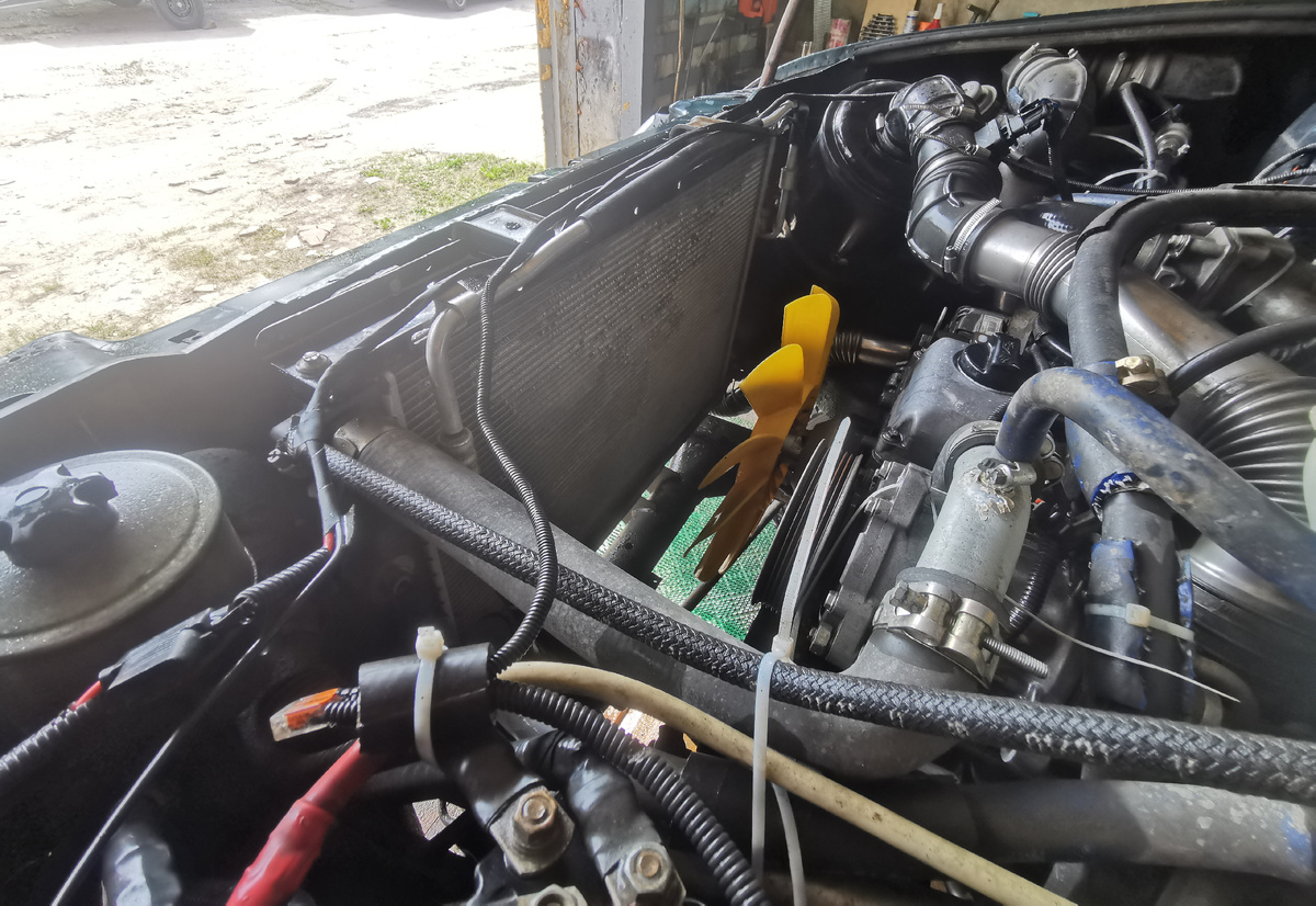 В общем радиатор не был сильно грязным, на больших колесах машина страдает меньше в грязи.