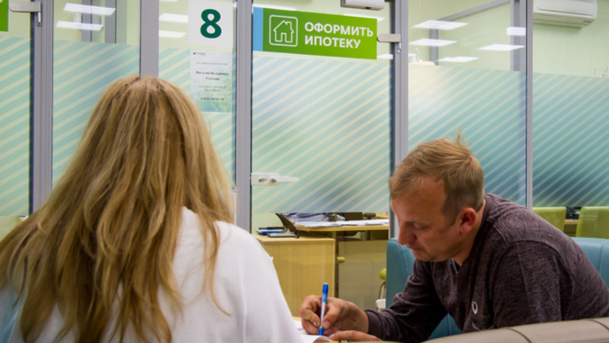 Банковский работник рассказал, как банки «доят» своих клиентов