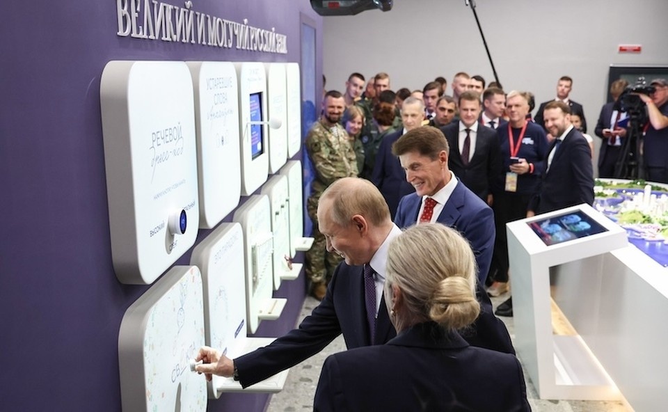    Путину рассказали о значении слова кринж и траблы на ВЭФ-2025. Фото: сайт Кремля