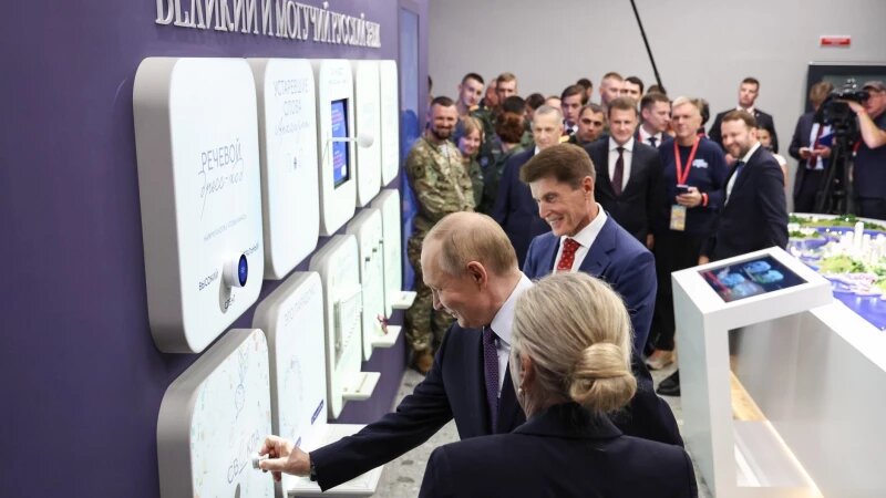     Владимир Путин в Национальном центре «Россия» в Приморском крае. kremlin.ru