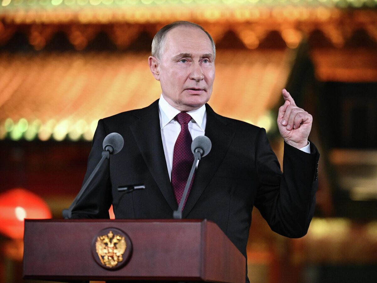    Президент РФ Владимир Путин во время подхода к представителям СМИ в резиденции "Дяоюйтай" в Пекине© РИА Новости / Сергей Бобылев