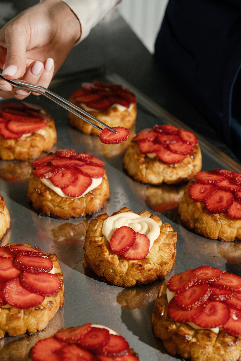    Булки с лимонным конфитюром и заварным кремом в «Круч» украшают по сезону: после клубники будет инжир Фото: Предоставлено пресс-службой заведения