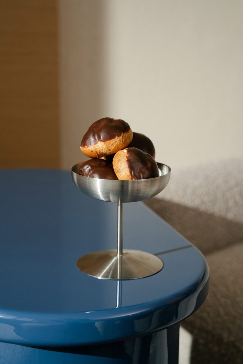    Визитная карточка кондитера Круч — «кручетроли»: профитроли с невесомым заварным кремом под французским шоколадом Марина подает «пирамидкой» в винтажной креманке Фото: Предоставлено пресс-службой заведения