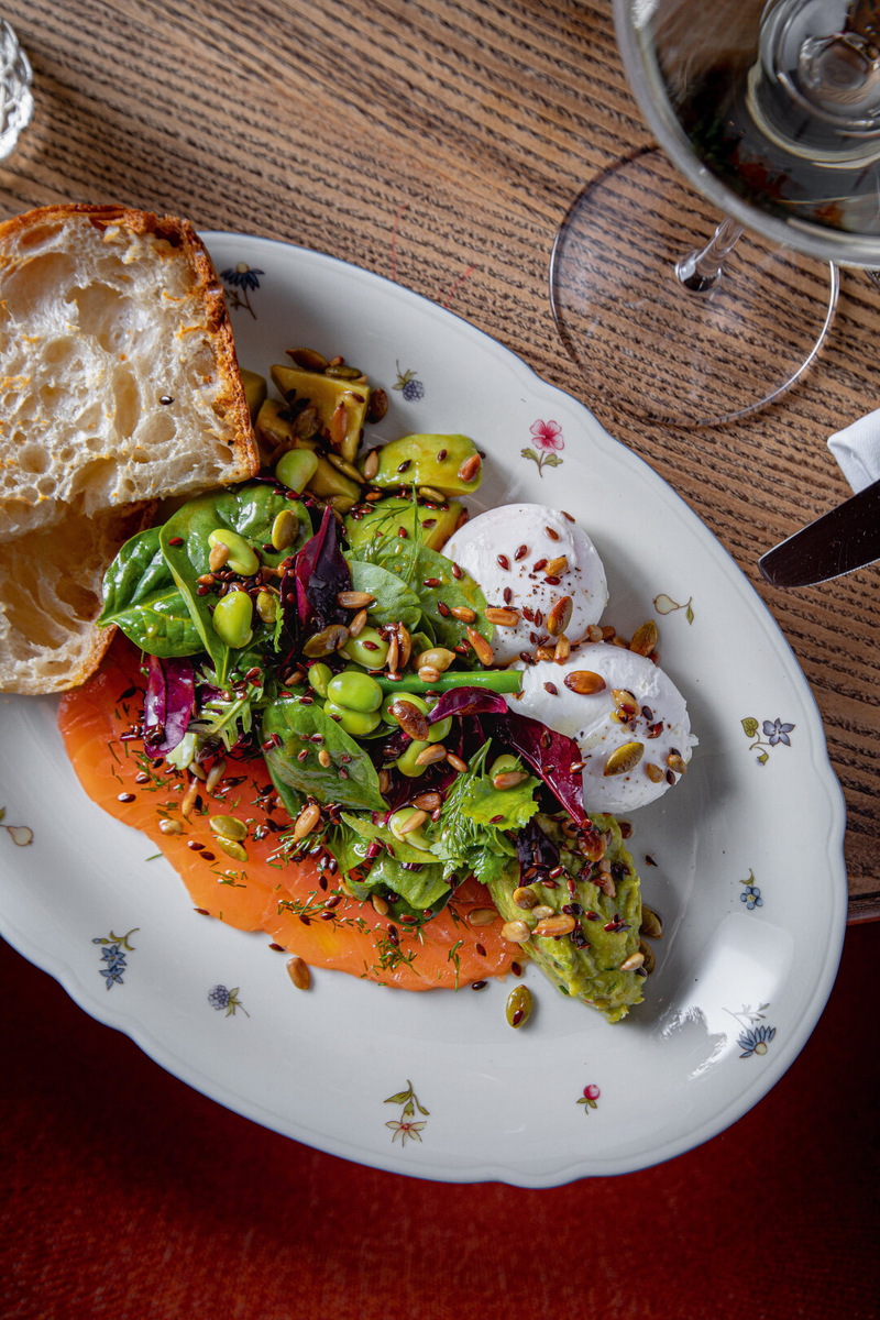    Завтракают в AVA с 10:00 до 13:00! Выбираем максимально щедрое блюдо — яйцо пашот с эдамаме и лососем Фото: Предоставлено пресс-службой заведения