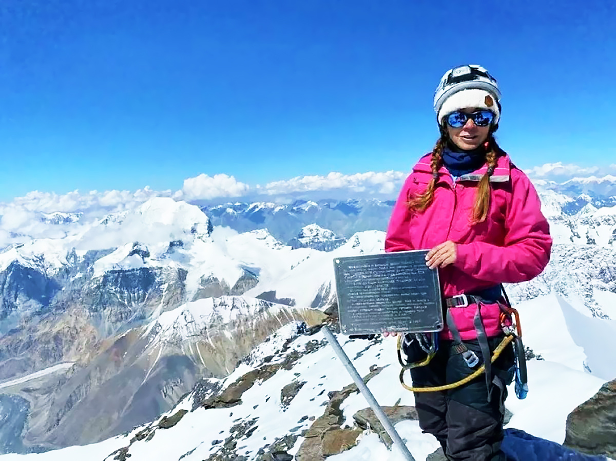 Наталья Наговицына с памятной табличкой.