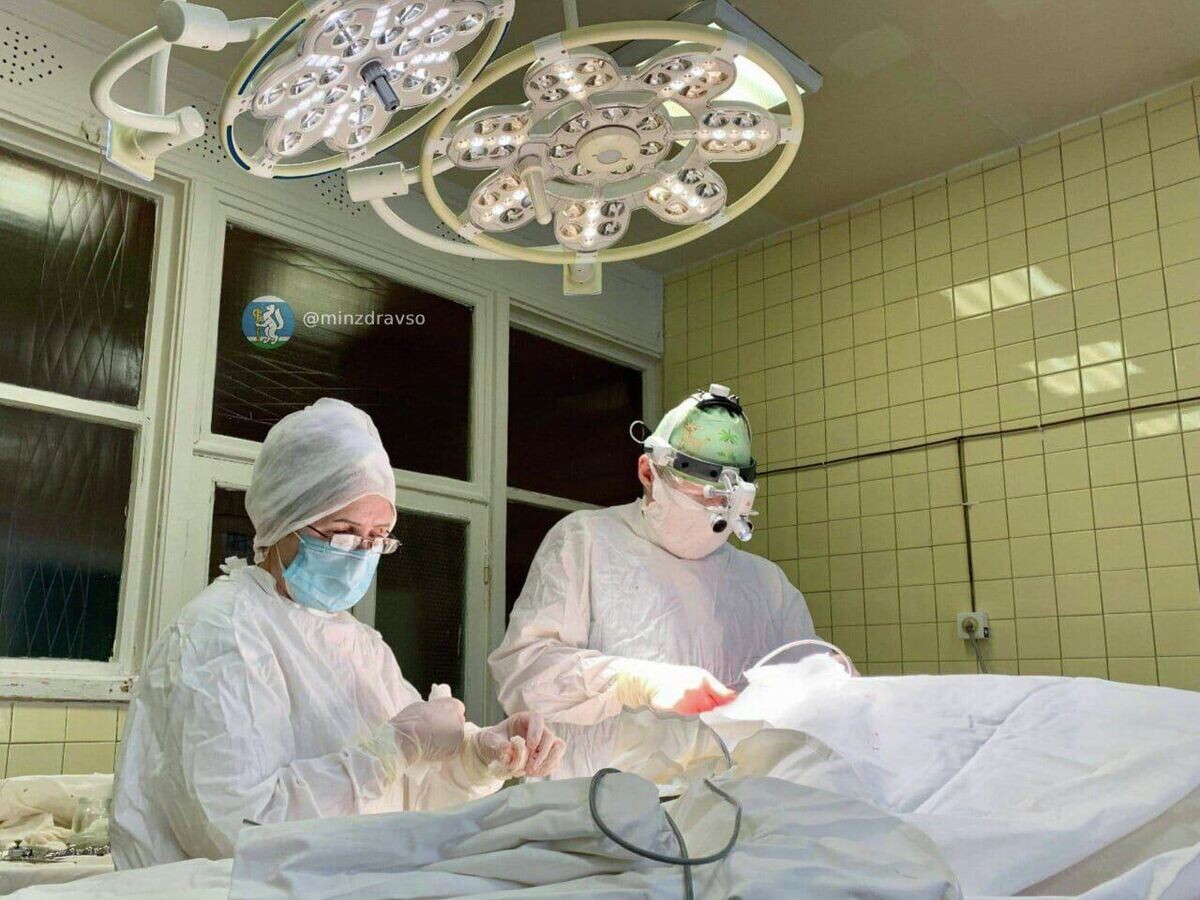    Медики Свердловской области спасли жизнь 57-летнему уральцу, получившему черепно-мозговую травму в результате удара стрелой крана© Фото : Здоровье уральцев|Минздрав Свердловской области/Telegram