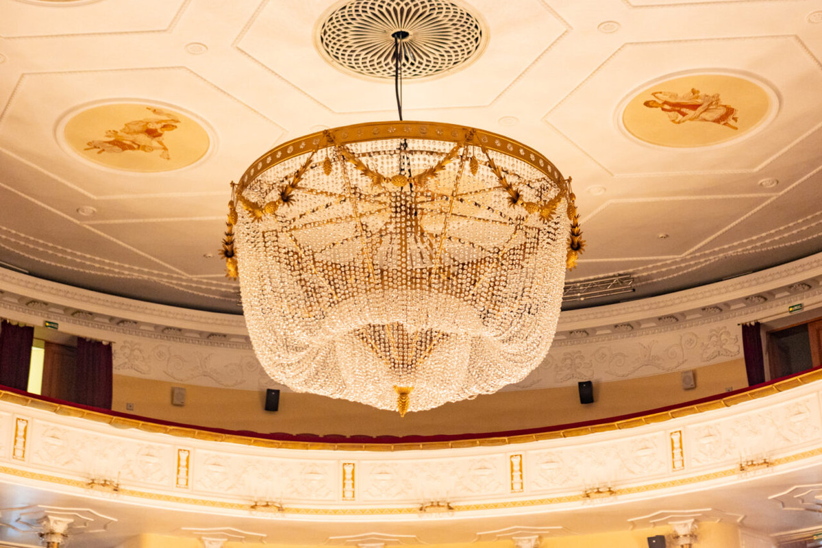    Люстра в Музыкальном театре Карелии. Фото: "Республика" / Михаил Никитин