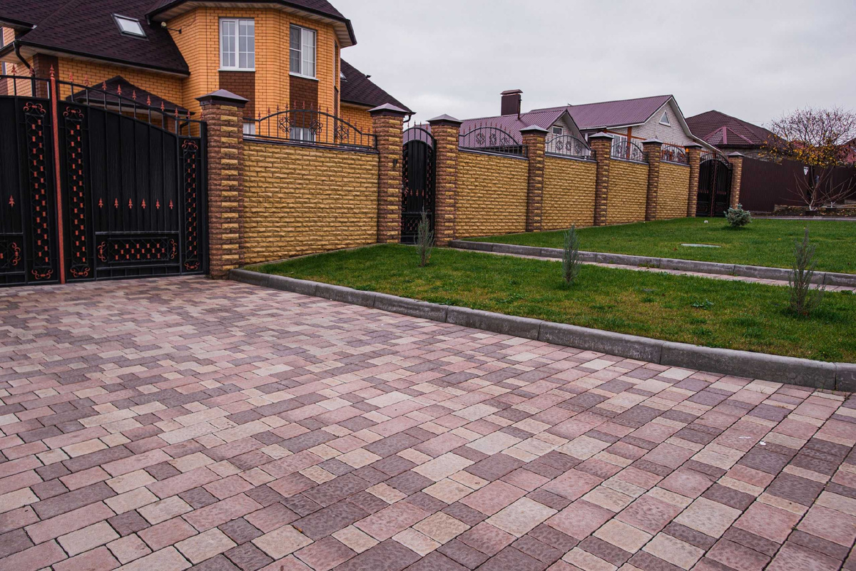 Тротуарная плитка. Мощение на дачном участке.
