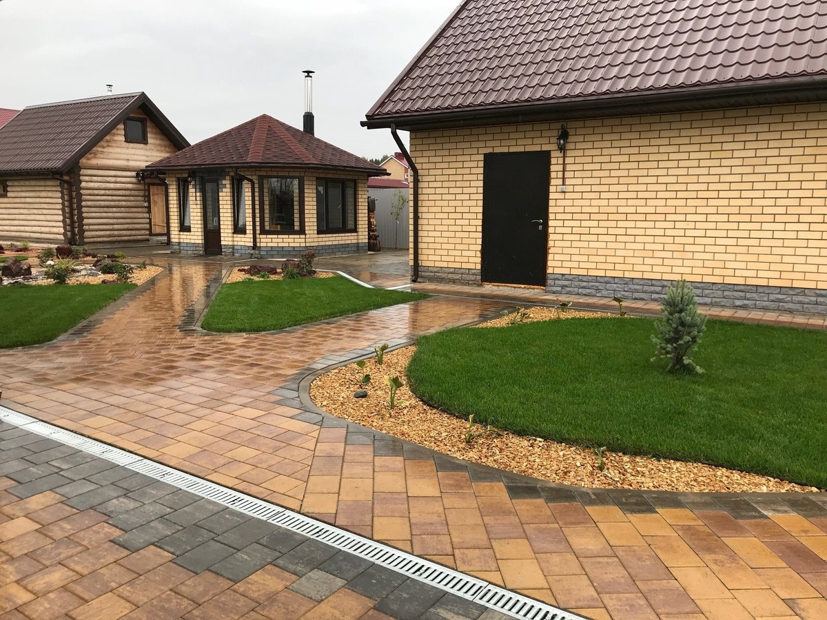 Вода не скапливается на тротуарно плитке, лужи не образуются. 