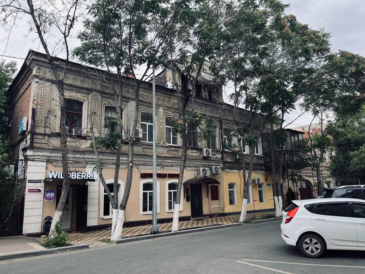 Современный вид — подвывески «Wildberries» и кондиционеры, но если присмотреться, за всем этим угадывается купеческая усадьба XIX века.