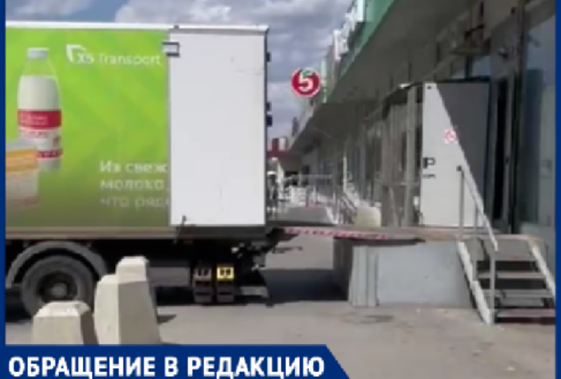 В Волжском магазин украл тротуар у пешеходов