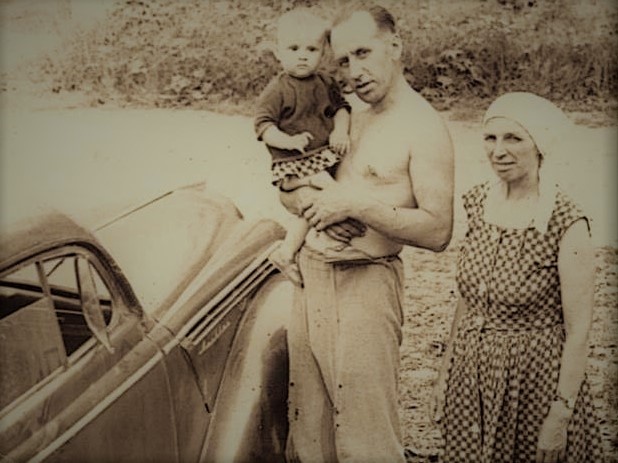 Медведев Анатолий Александрович, Медведева Александра Степановна с внучкой Шиловой Еленой. 1965 год