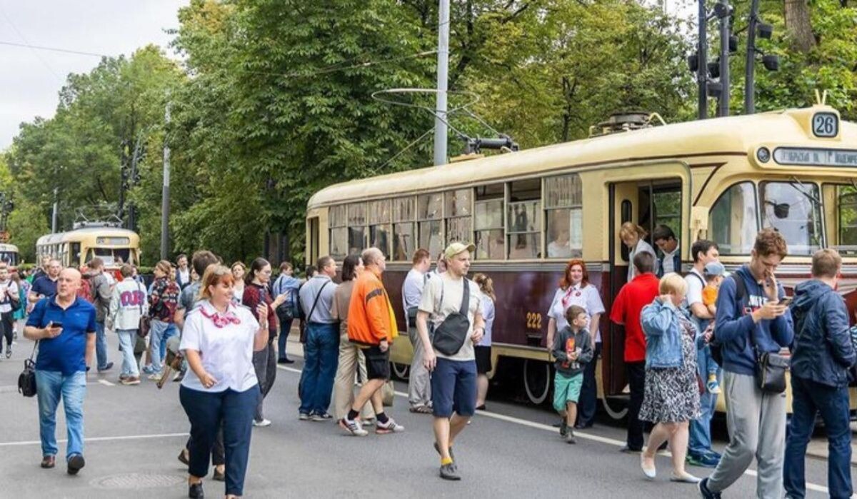     Люди возле трамвая. Источник: m24.ru Автор фото: Пресс-служба дептранса Москвы