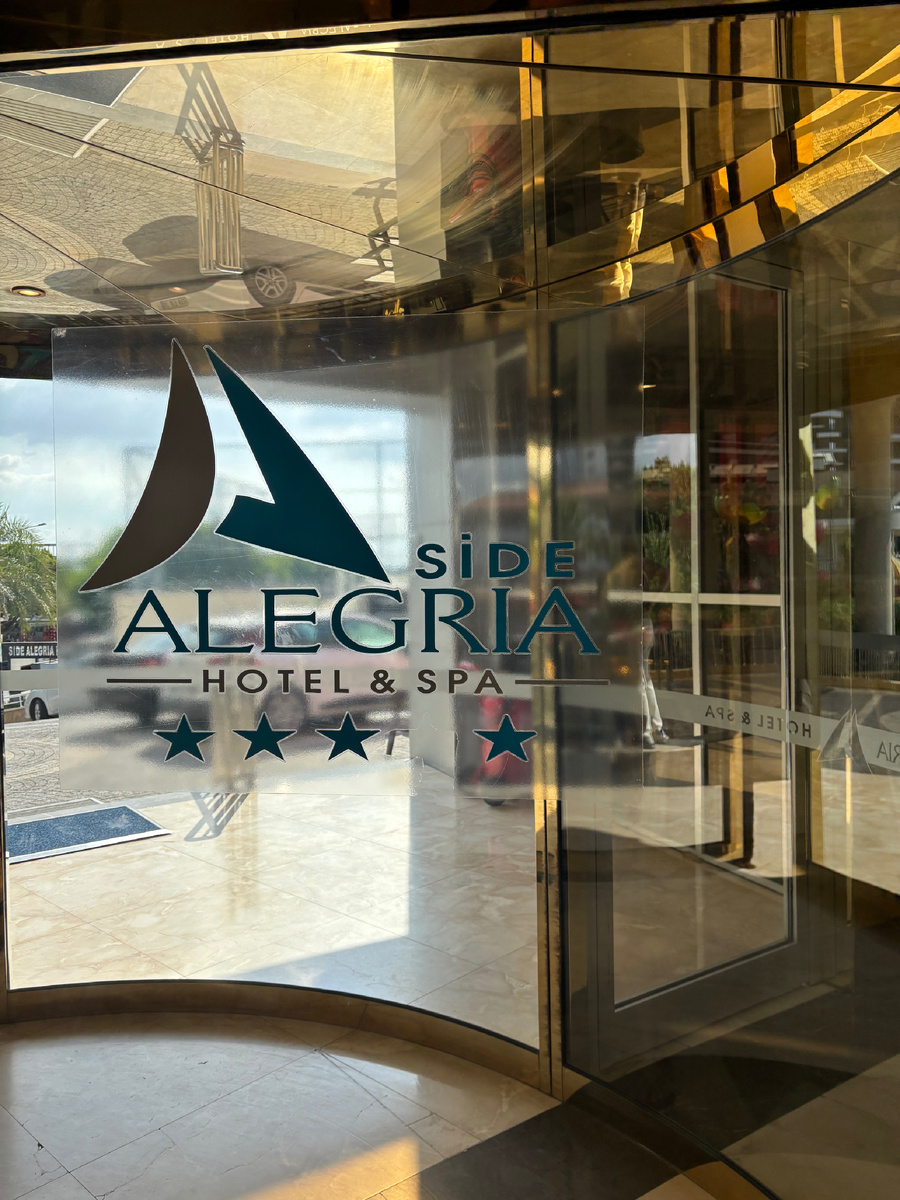 Входная группа отеля.