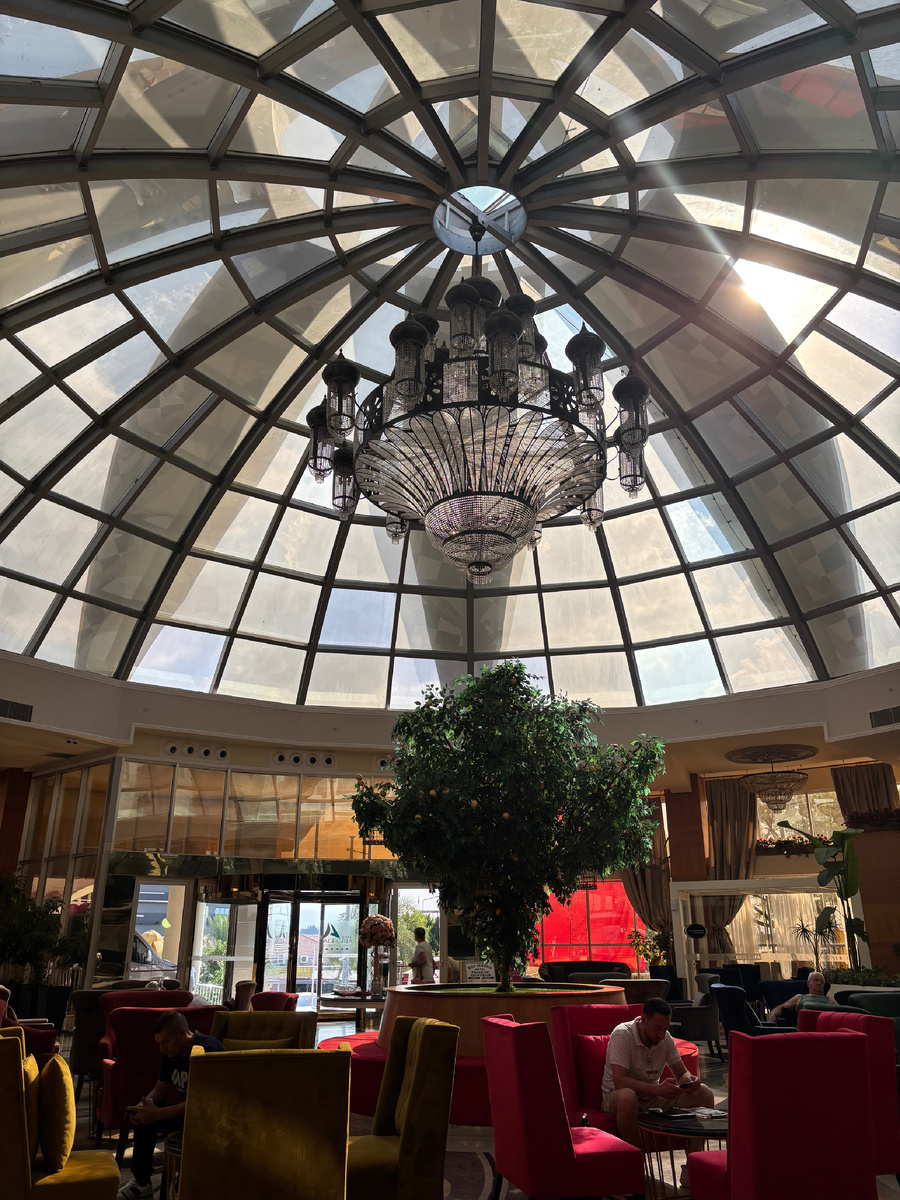 Холл отеля.