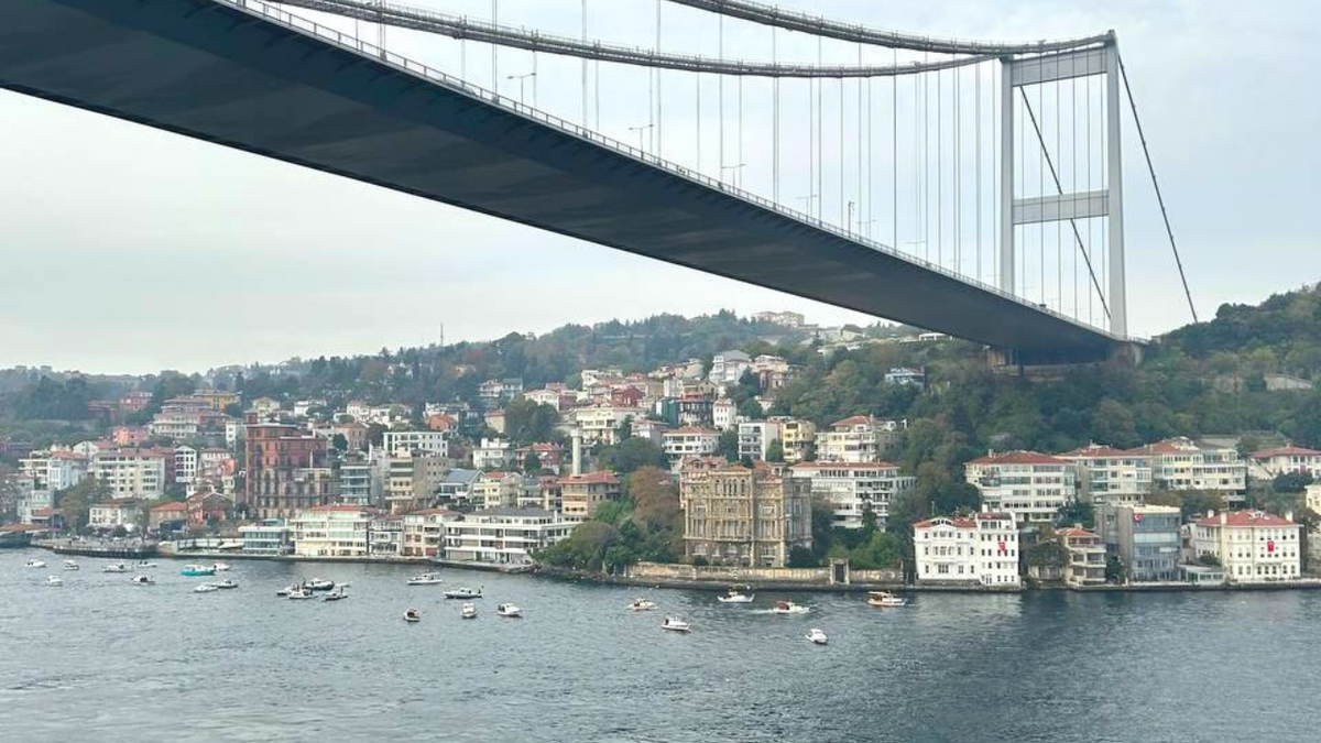 на фото: Босфор и вид на Стамбул