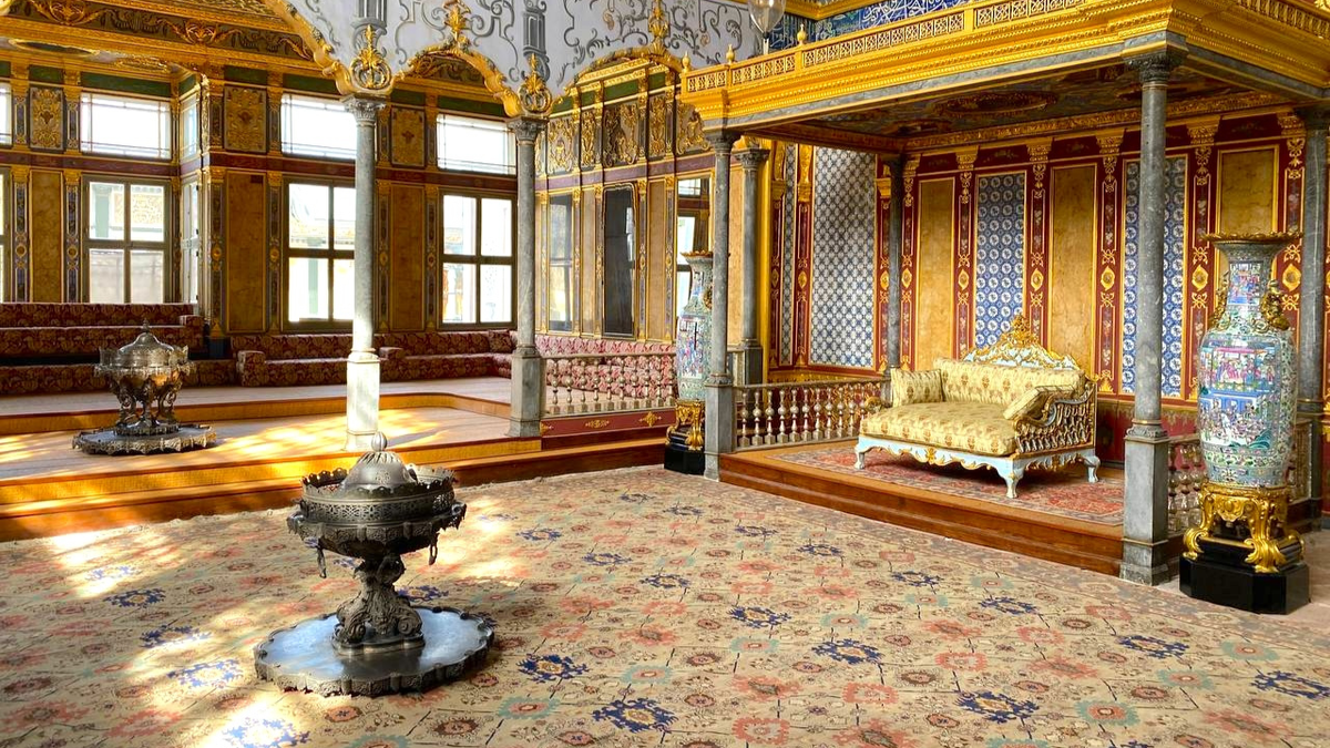 на фото: интереьер дворца Топкапы в Стамбуле