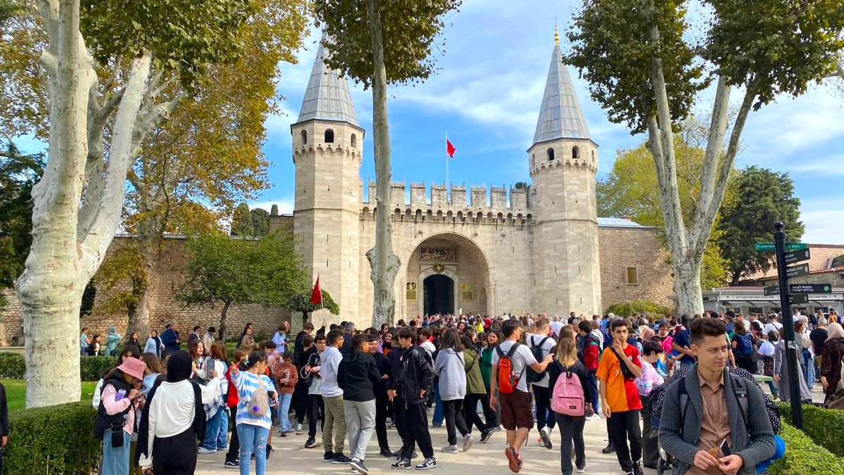 на фото: главный вход в дворец Топкапы