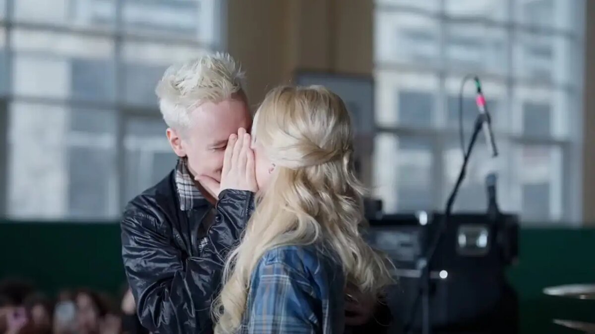    Шаман целуется с Мизулиной. © Кадр из клипа Шамана