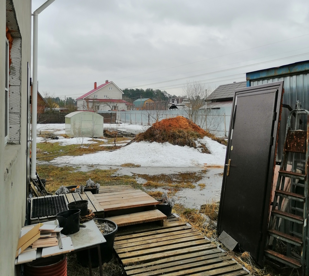 И здесь я фотографировала не его, а огромную кучу земли, которую мне предстояло вывезти. Теперь на этом месте всё совершенно иначе: ровная лужайка, цветник, стройка качелей, теплица перенесена в другое место. Ниже будет фото, как на сегодня выглядит этот же ракурс. 