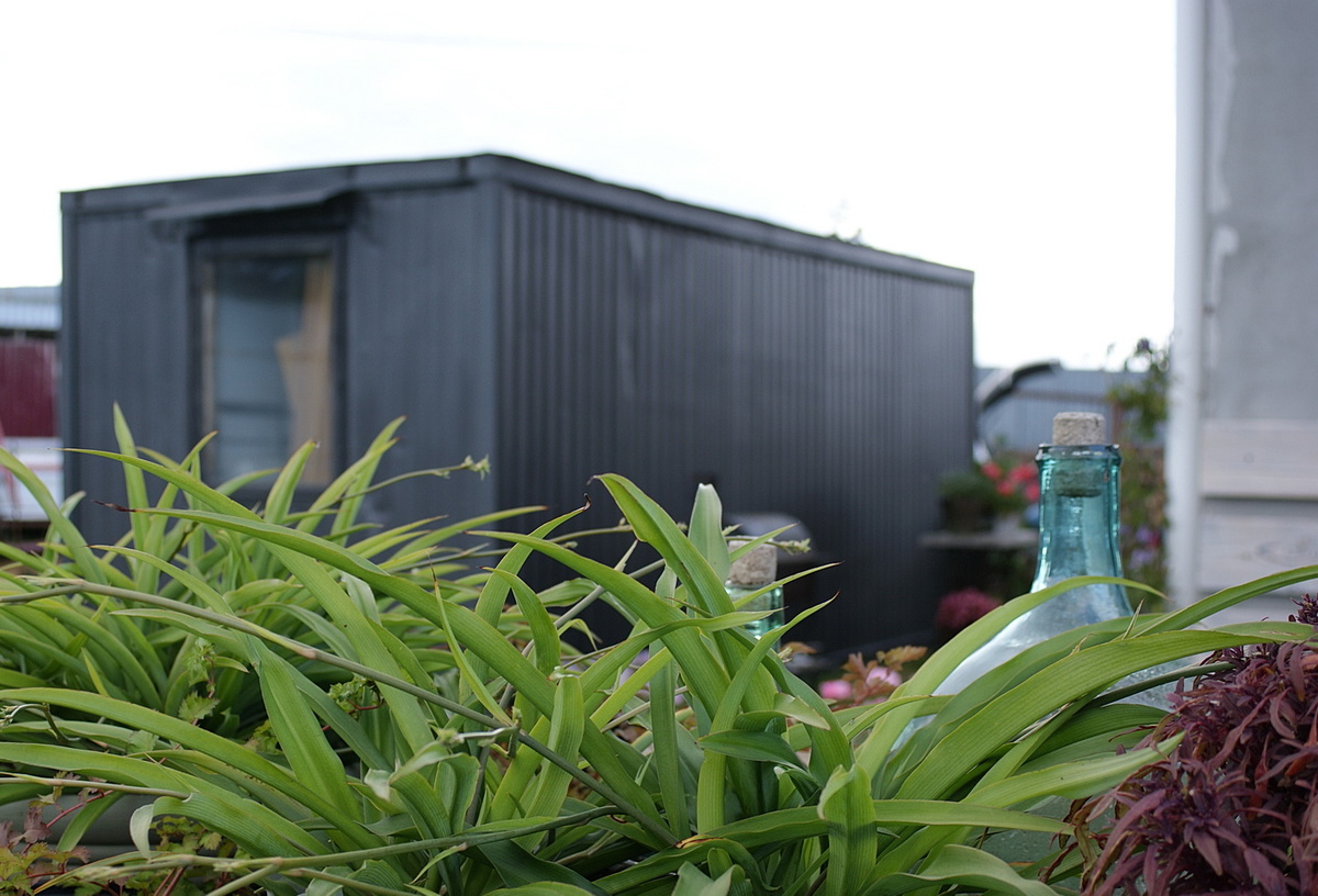 Покрасили! Теперь будет больше ракурсов для фотографий, ведь на фоне не маячит оцинкованная бандура. 