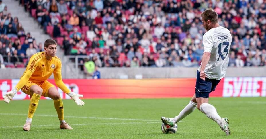    Нападающий сборной России Иван Сергеев угрожает воротам соперника. Фото: РФС