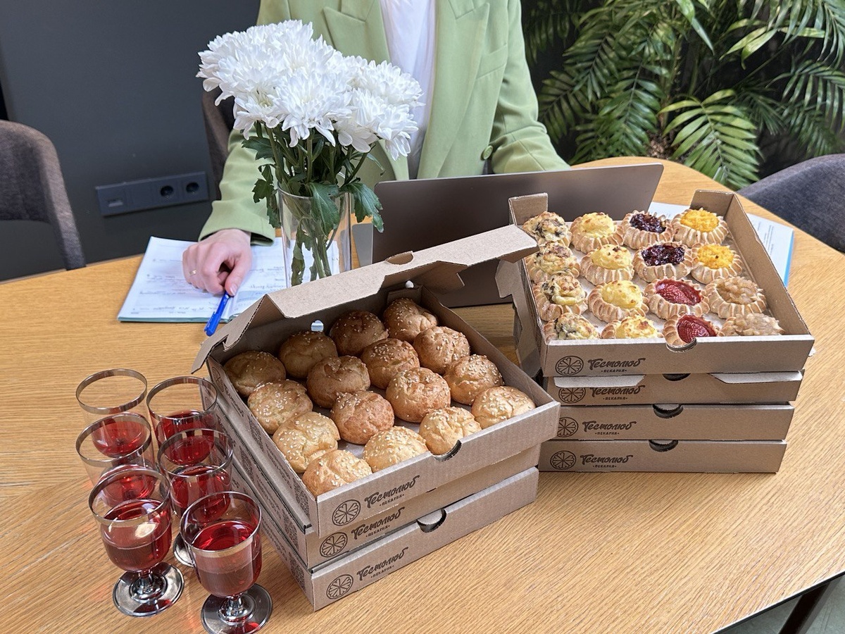 Наборы сладких и сытных перепечек (горячая закуска) и профитролей (холодная закуска) как нельзя лучше подойдут для формата корпоративного фуршета