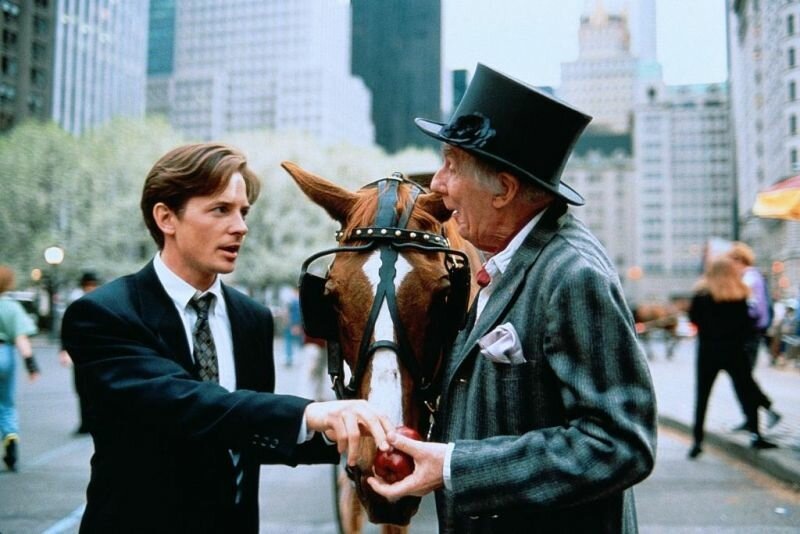 Дуглас внимателен не только к постояльцам, но и вообще к людям. И к деталям. Кадр из фильма - Кинопоиск. 