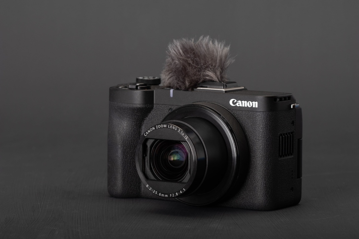    У модели простой и лаконичный дизайн, характерный для современных беззеркалок / Фото: dpreview.com