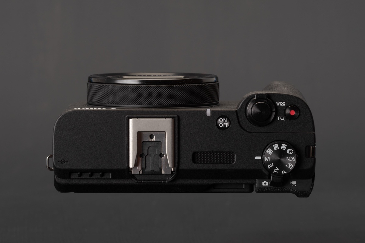    Блок с вентилятором делает камеру крупной и увесистой для своего класса / Фото: dpreview.com